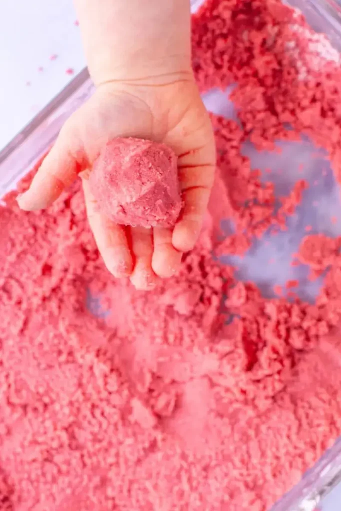 Play with kinetic sand