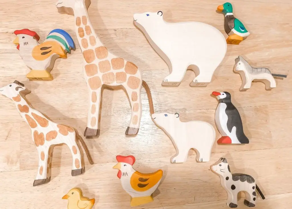 Group of Holztiger giraffes, chickens, polar bears, cats, a duck, and a penguin