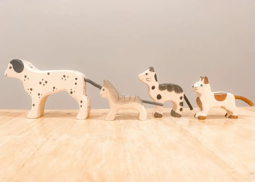 Holztiger dog and cats in a row